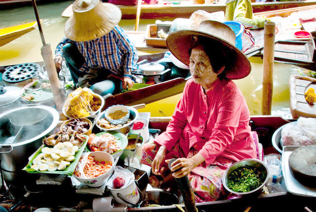 The Colour and the Chaos: Damnoen Saduak Floating Market, Bangkok